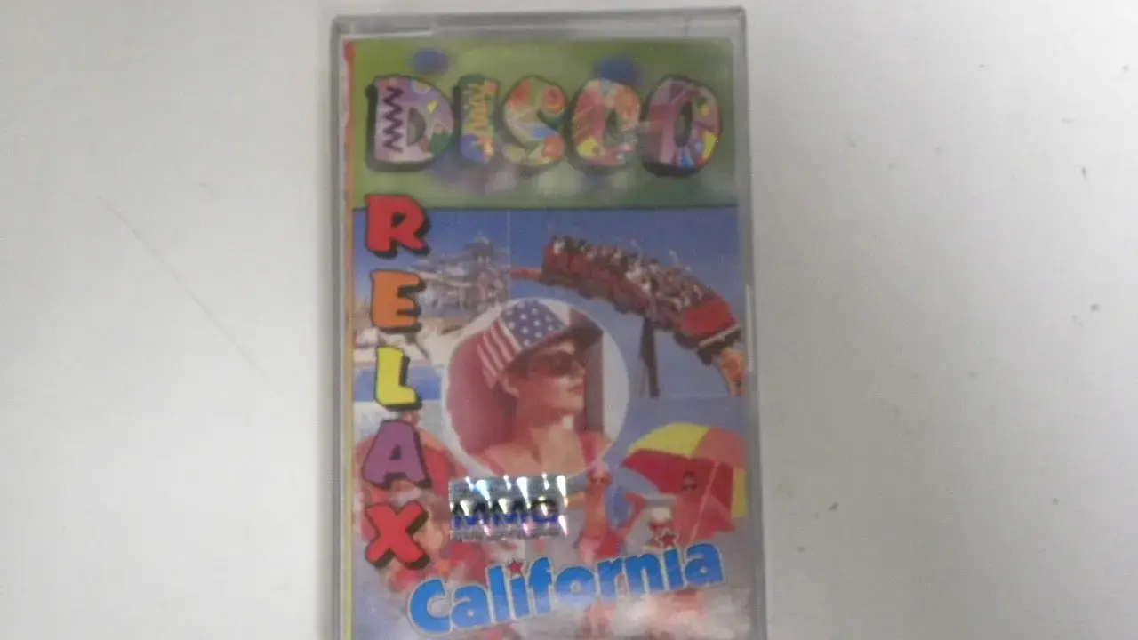 Okładka kasety "Disco Relax California" z grafiką plażową i kolejką górską.