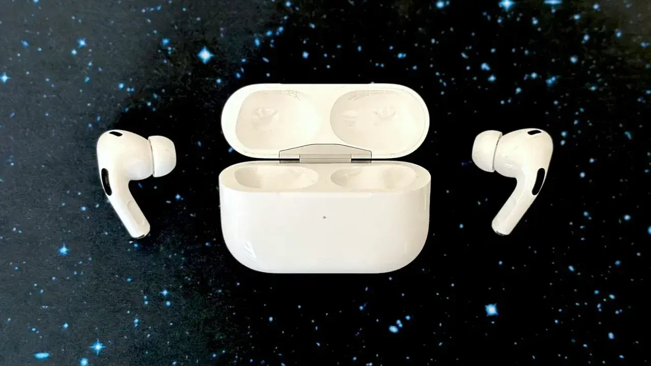 Białe słuchawki AirPods z etui na czarnym tle w gwiazdy.