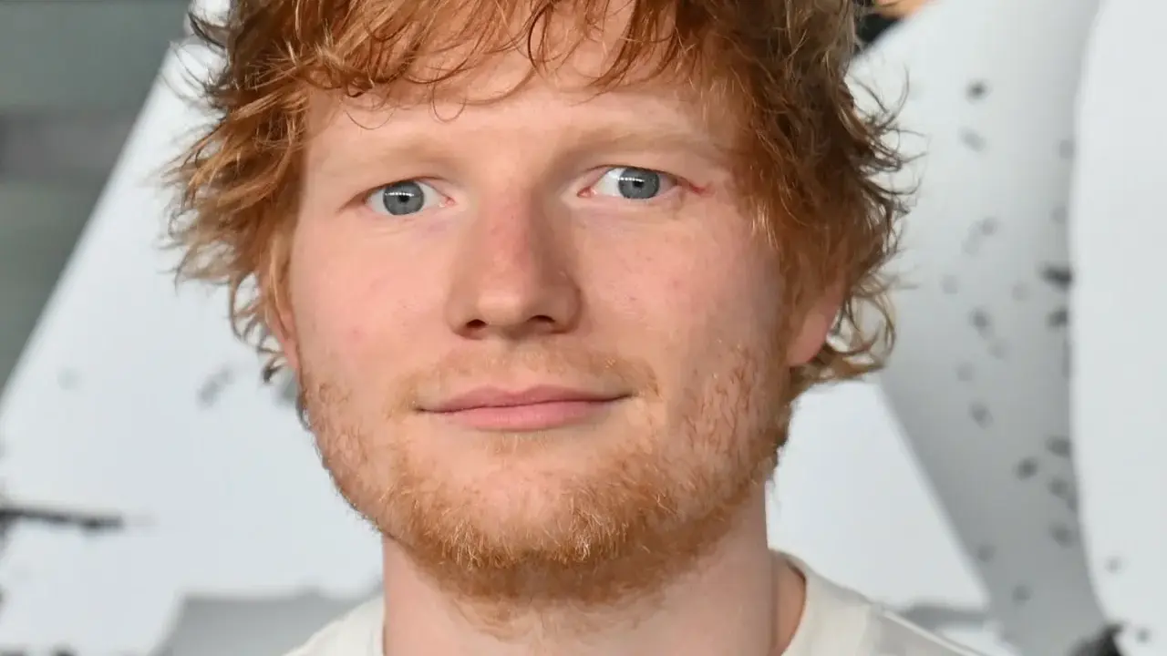 Ed Sheeran z rudymi włosami i niebieskimi oczami. Zastanawiasz się, ile kosztuje bilet na koncert Ed Sheeran?