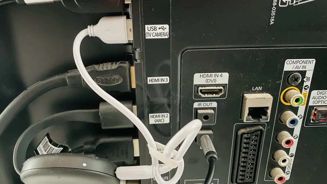 Złącza z tyłu telewizora Samsung: USB, HDMI, IR OUT, LAN, EXT (RGB). Brak widocznego wejścia na słuchawki.