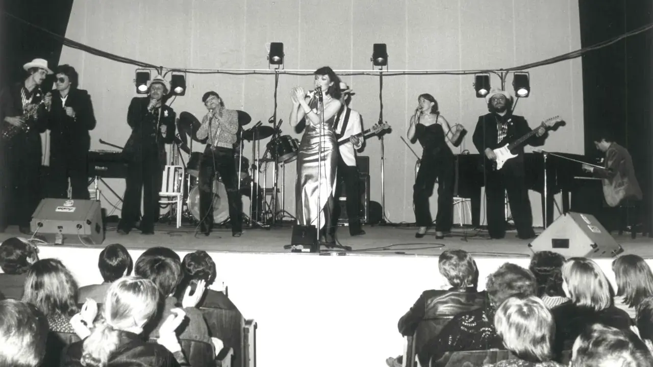 Zespół muzyczny na scenie, w tym wokalistki i gitarzyści. Kto śpiewał kawiarenki? To oni!