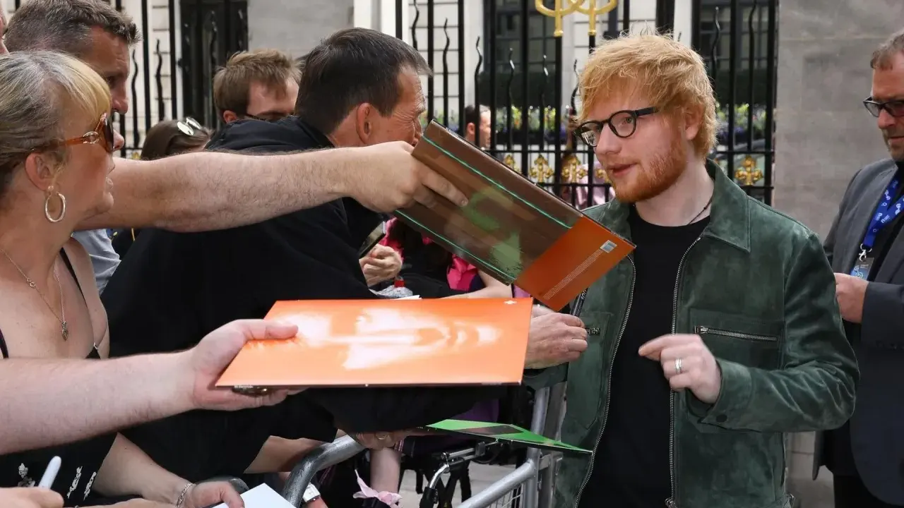 Ed Sheeran rozdaje autografy fanom. Ciekawe, ile zarabia Ed Sheeran, że stać go na tyle płyt!