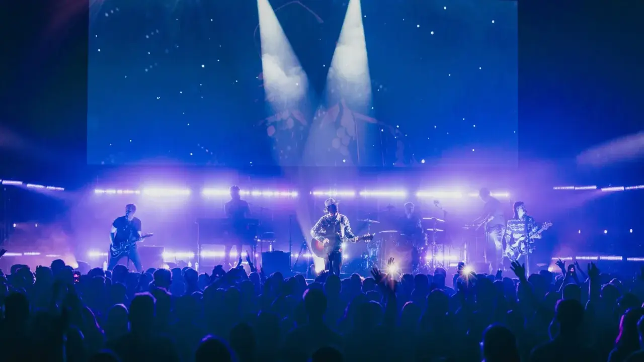 Zespół 4dreamers gra na scenie, a tłum szaleje. Koncert trwa, a fani śpiewają razem z artystami.