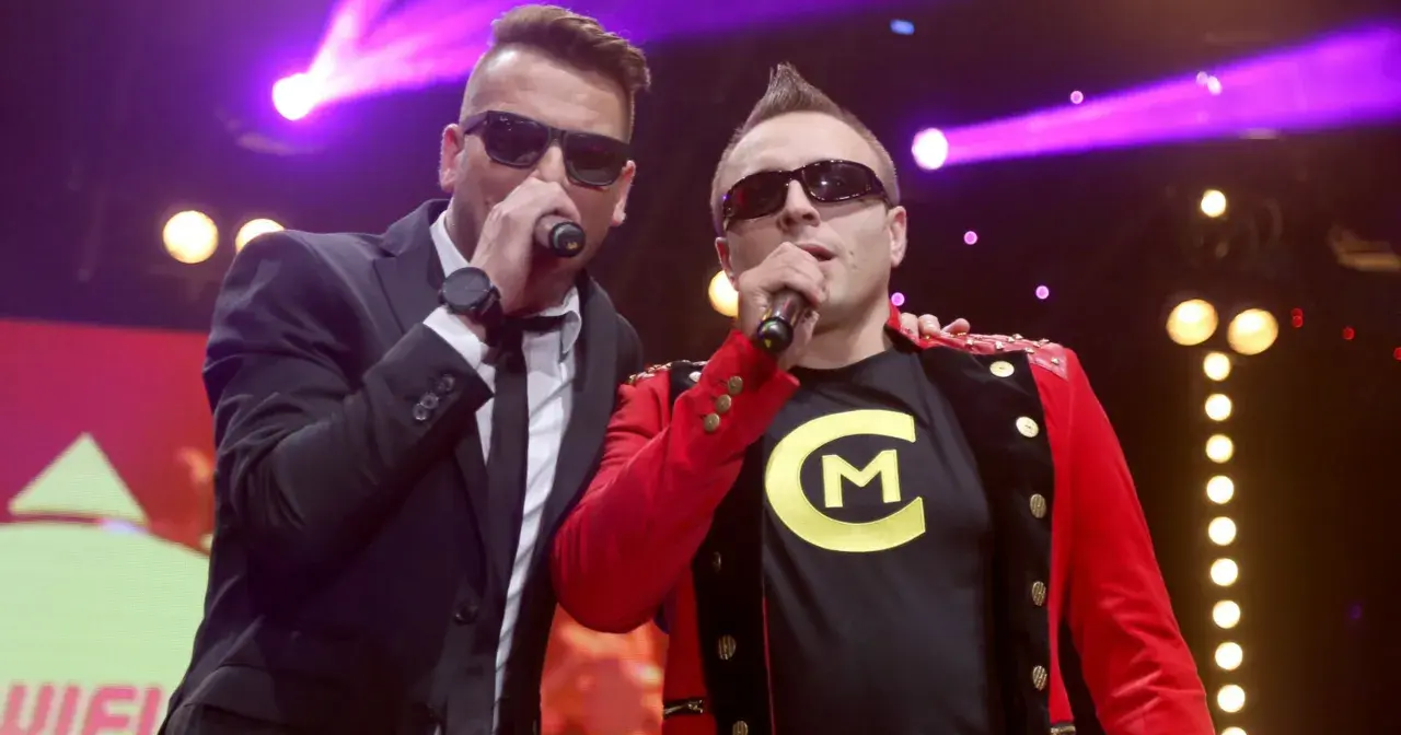 Dwóch wokalistów disco polo na scenie. Zastanawiasz się, ile kosztuje koncert disco polo?