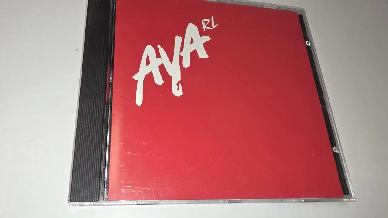 Okładka płyty CD z napisem "AVA RL". Kto śpiewa na tej płycie?