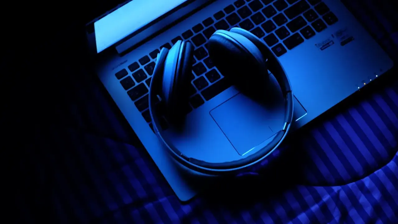 Słuchawki bluetooth na laptopie, gotowe do połączenia. Dowiedz się, jak podłączyć słuchawki bluetooth do komputera i cieszyć się dźwiękiem.