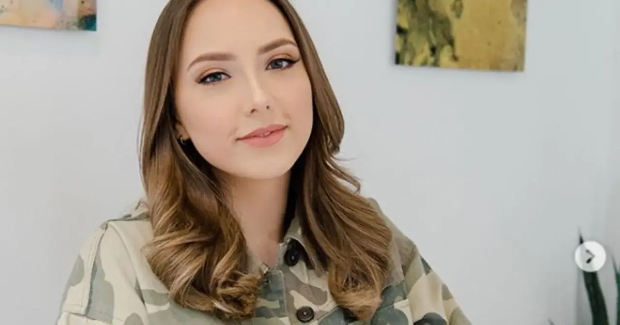 Młoda kobieta w kurtce moro, przypominająca Hailie Mathers. Ciekawe, ile lat ma córka Eminema?