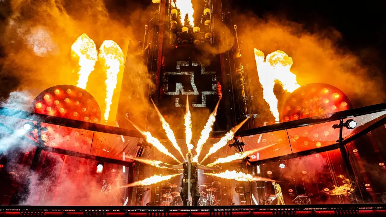Koncert Rammstein z pirotechniką i płomieniami. Zastanawiasz się, ile trwa koncert Rammstein? To spektakl pełen ognia!