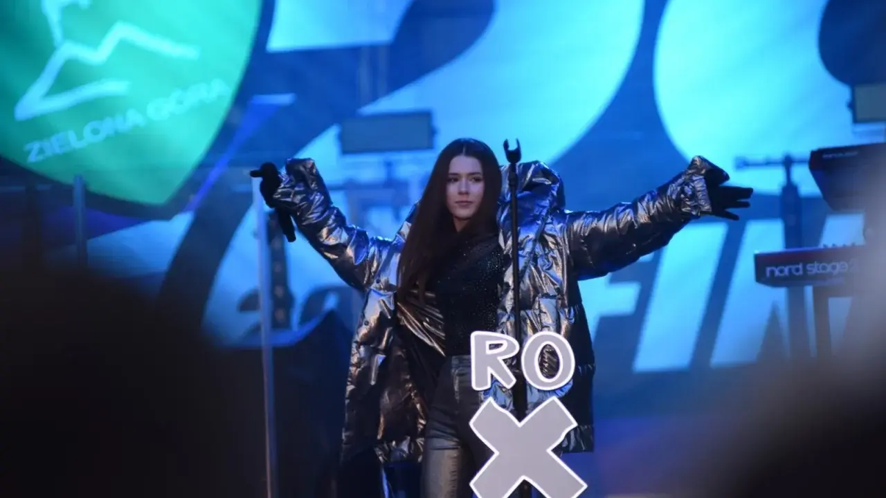 Roksana Węgiel na scenie w Zielonej Górze. Koncert trwa, a fani zastanawiają się, ile trwa koncert Roksany Węgiel.