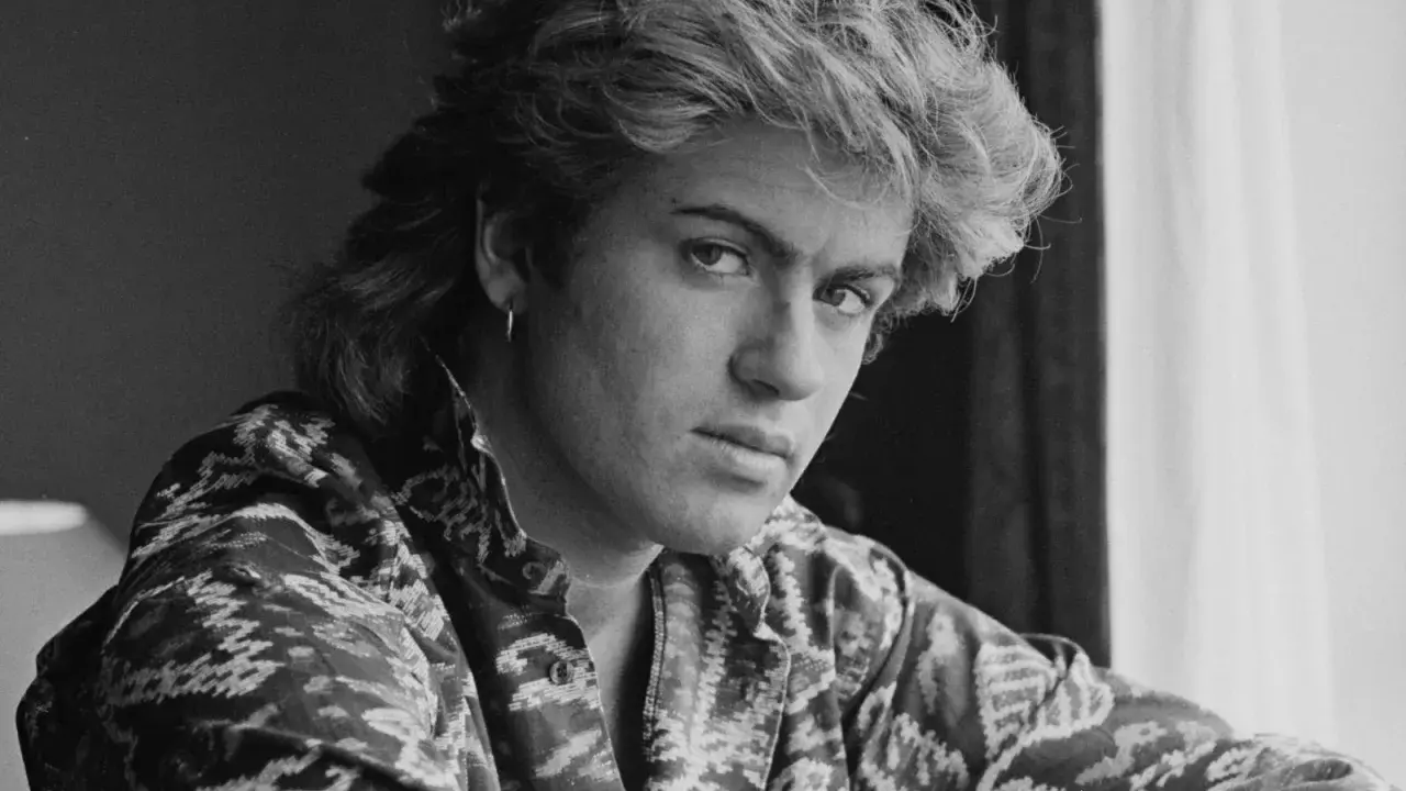 George Michael, który śpiewa Last Christmas, w charakterystycznej koszuli z wzorem.