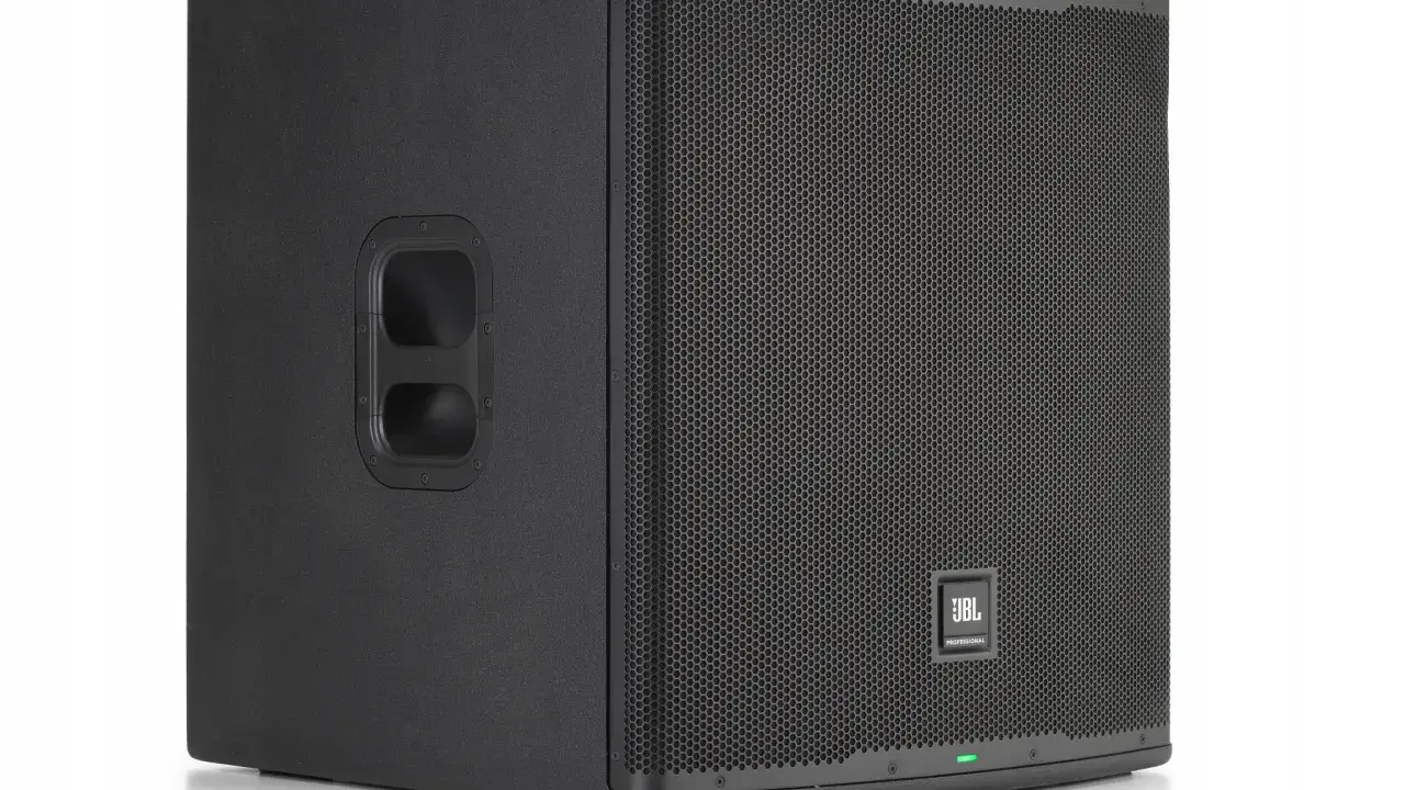 Czarny, profesjonalny jbl subwoofer aktywny estradowy z logo JBL Professional. Idealny do mocnego basu na koncertach.