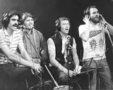Czterech mężczyzn w słuchawkach śpiewa przy mikrofonach. Kto śpiewał bananowy song?