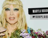 Maryla Rodowicz w stylu boho, z bukietem kwiatów. Obok napis "Maryla Rodowicz MTV Unplugged". Zastanawiasz się, ile trwa koncert Maryli Rodowicz?