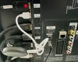 Złącza z tyłu telewizora Samsung: USB, HDMI, IR OUT, LAN, EXT (RGB). Brak widocznego wejścia na słuchawki.