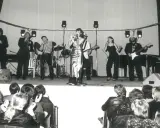 Zespół muzyczny na scenie, w tym wokalistki i gitarzyści. Kto śpiewał kawiarenki? To oni!