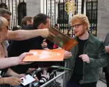 Ed Sheeran rozdaje autografy fanom. Ciekawe, ile zarabia Ed Sheeran, że stać go na tyle płyt!