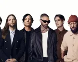Zespół Maroon 5 pozuje do zdjęcia. Zastanawiasz się, ile trwa koncert Maroon 5?