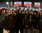 Grupa młodych kobiet czeka na koncert Maty w Krakowie. Na Tauron Arenie świeci napis #MATA2040.