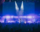 Zespół 4dreamers gra na scenie, a tłum szaleje. Koncert trwa, a fani śpiewają razem z artystami.