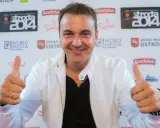Uśmiechnięty mężczyzna w białej kurtce daje kciuki w górę. Czy to on śpiewa, a ona tańczy dla niego?