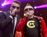 Dwóch wokalistów disco polo na scenie. Zastanawiasz się, ile kosztuje koncert disco polo?