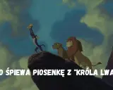 Rafiki prezentuje Simbę, a Mufasa i Sarabi patrzą. Kto śpiewa po polsku w "Królu Lwie"?