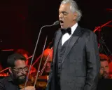 Andrea Bocelli śpiewa z orkiestrą. Koncert odbył się w Warszawie.
