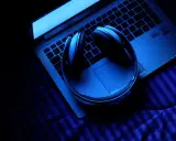 Słuchawki bluetooth na laptopie, gotowe do połączenia. Dowiedz się, jak podłączyć słuchawki bluetooth do komputera i cieszyć się dźwiękiem.