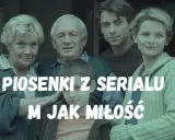 Rodzina z serialu "M jak miłość" na tle drewnianej chaty. Tekst piosenki z serialu.