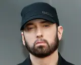 Eminem jak teraz wygląda, z brodą i czarną czapką Kangol.