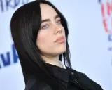 Billie Eilish z błękitnymi oczami i czarnymi włosami. Zastanawiasz się, ile kosztuje bilet na koncert Billie Eilish?