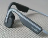 Słuchawki AfterShokz, idealne, gdy zastanawiasz się, jakie słuchawki na rower, by słyszeć otoczenie.