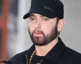 Eminem w czapce Kangol i złotym łańcuchu. Czy Eminem był w Polsce? Fani wciąż czekają na odpowiedź.