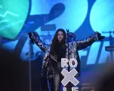 Roksana Węgiel na scenie w Zielonej Górze. Koncert trwa, a fani zastanawiają się, ile trwa koncert Roksany Węgiel.