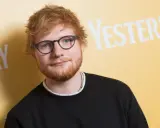 Ed Sheeran w okularach i czarnej bluzie, na tle napisu "YESTERDAY". Wygląda jakby zastanawiał się, kiedy urodził się Ed Sheeran.