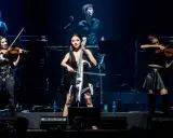 Trzy artystki grają na instrumentach smyczkowych podczas koncertu. Zastanawiasz się, ile trwa koncert Hansa Zimmera?