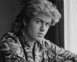 George Michael, który śpiewa Last Christmas, w charakterystycznej koszuli z wzorem.