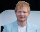 Ed Sheeran w błękitnej marynarce. Chcesz kupić bilet na jego koncert? Sprawdź, jak zamówić!