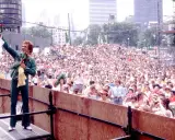 Tom Jones w zielonym stroju, z bukietem róż i biustonoszem w dłoni, śpiewa dla tłumu. "Moja droga, ja cię kocham" - kto śpiewał?