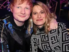 Ed Sheeran z żoną Cherry Seaborn, uśmiechnięci, w eleganckich strojach.