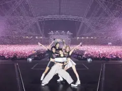 Cztery członkinie BLACKPINK pozują na scenie przed tłumem fanów. Zastanawiasz się, ile kosztuje bilet na koncert BLACKPINK?