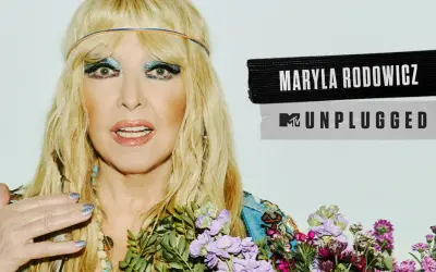 Maryla Rodowicz w stylu boho, z bukietem kwiatów. Obok napis "Maryla Rodowicz MTV Unplugged". Zastanawiasz się, ile trwa koncert Maryli Rodowicz?