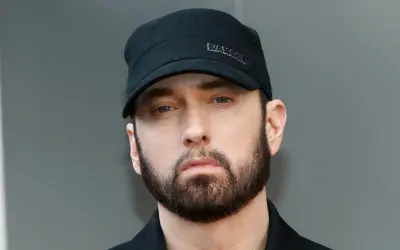 Eminem jak teraz wygląda, z brodą i czarną czapką Kangol.
