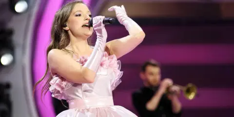 Sanah w różowej sukni śpiewa na koncercie w Łodzi. Czy wiesz, ile trwa koncert sanah łódź?