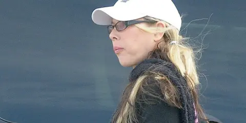 Kim Mathers, była żona Eminema, w czapce i okularach. Co się stało z żoną Eminema?