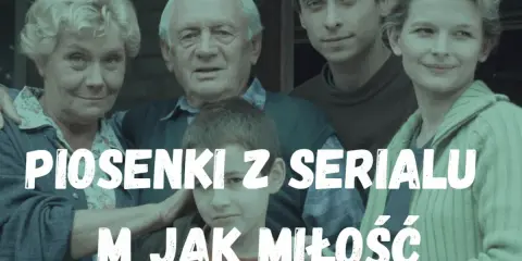 Rodzina z serialu "M jak miłość" na tle drewnianej chaty. Tekst piosenki z serialu.