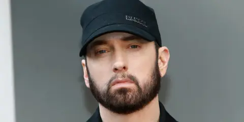 Eminem jak teraz wygląda, z brodą i czarną czapką Kangol.