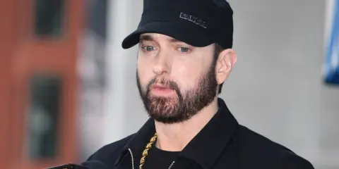 Eminem w czapce Kangol i złotym łańcuchu. Czy Eminem był w Polsce? Fani wciąż czekają na odpowiedź.