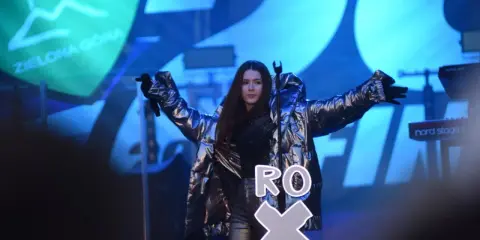 Roksana Węgiel na scenie w Zielonej Górze. Koncert trwa, a fani zastanawiają się, ile trwa koncert Roksany Węgiel.