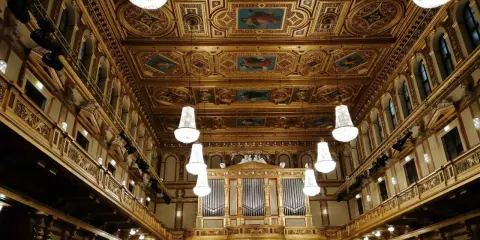 Złota sala koncertowa z organami i kryształowymi żyrandolami. Zastanawiasz się, ile kosztuje bilet na koncert noworoczny w Wiedniu?